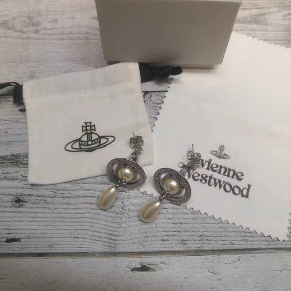 Vivienne Westwood Stunning Pearl Earring - Picture 3 of 5